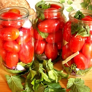 Com preparar correctament els tomàquets salats en pots, freds en bótes: receptes i consells útils