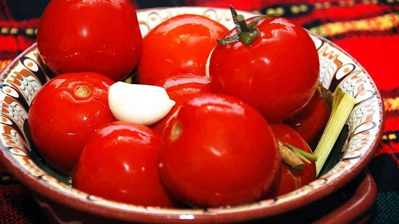 So bereiten Sie gesalzene Tomaten in Gläsern, kalt in Fässern richtig zu: Rezepte und nützliche Tipps