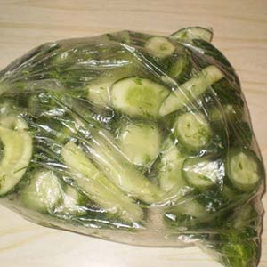 How to cook pickled cucumbers in a bag quickly and tasty