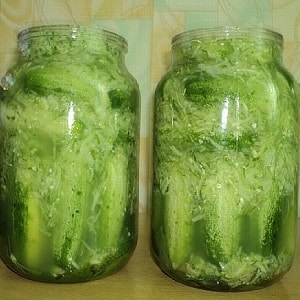 Paano magluto ng mga pipino sa kanilang sariling juice para sa taglamig nang walang isterilisasyon: mga recipe at payo mula sa mga may karanasan na mga maybahay