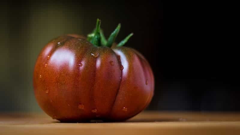 Il pomodoro Mikado, amato dai residenti estivi, con una ricca tavolozza di sottospecie e una forte immunità: lo coltiviamo noi stessi senza problemi