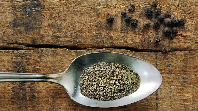 The health benefits and harms of ground black pepper, rules and methods of its use