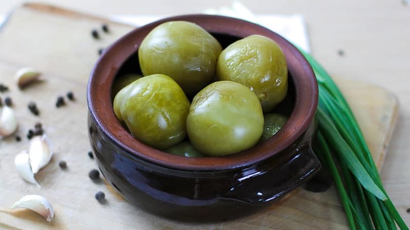 Einfache und leckere Rezepte für eingelegte grüne Tomaten: So bereiten Sie sie richtig zu und verpacken sie für den Winter