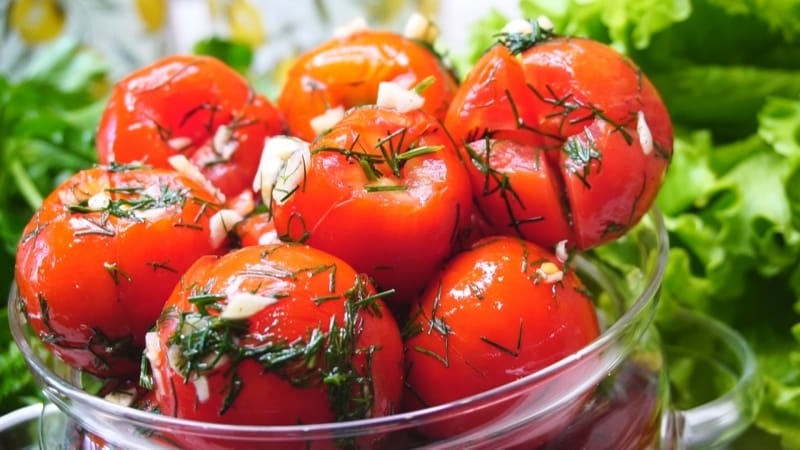 가볍게 소금에 절인 인스턴트 토마토 요리법: 가장 맛있는 방법, 팁 및 요령