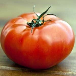 Un invitado bienvenido en su sitio es el tomate Sultán: lo cultivamos sin problemas y disfrutamos de la cosecha.