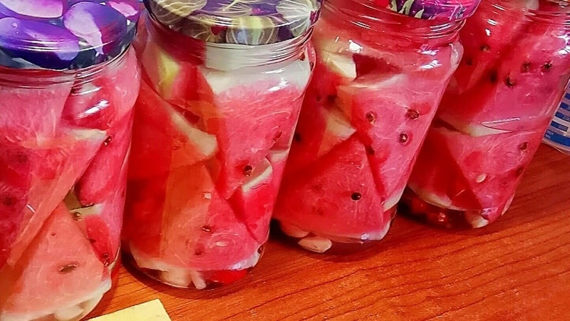 Top 8 original recipes for delicious pickled watermelons with honey in jars for the winter