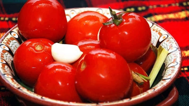 Top 10 der besten Rezepte zum Einlegen von Tomaten in einem Fass, Funktionen zum Vorbereiten von Behältern und zum Aufbewahren von fertigen Gurken