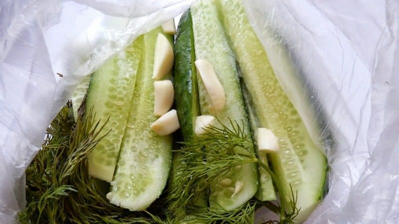 Cómo cocinar pepinos ligeramente salados en una bolsa de forma rápida y sabrosa.