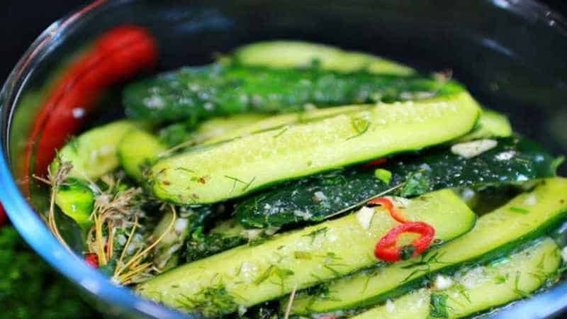 Com cuinar cogombres lleugerament salats en una bossa de manera ràpida i saborosa