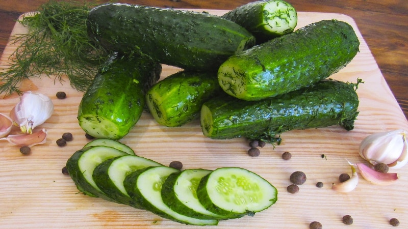 Cómo cocinar pepinos ligeramente salados en una bolsa de forma rápida y sabrosa.