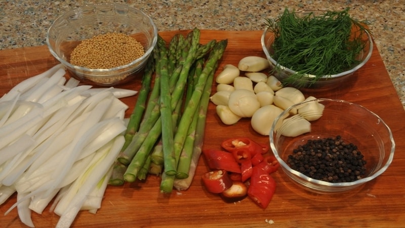 Cómo cocinar espárragos enlatados de forma rápida y sabrosa: las mejores recetas