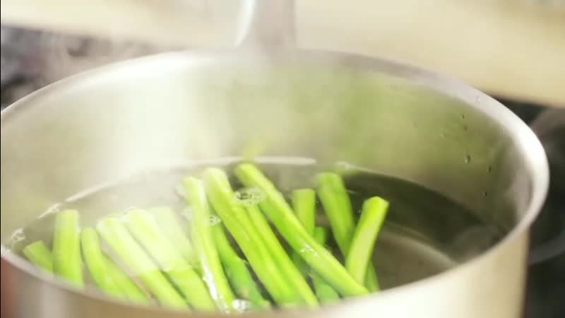 Bagaimana untuk memasak asparagus dalam tin dengan cepat dan lazat: resipi terbaik