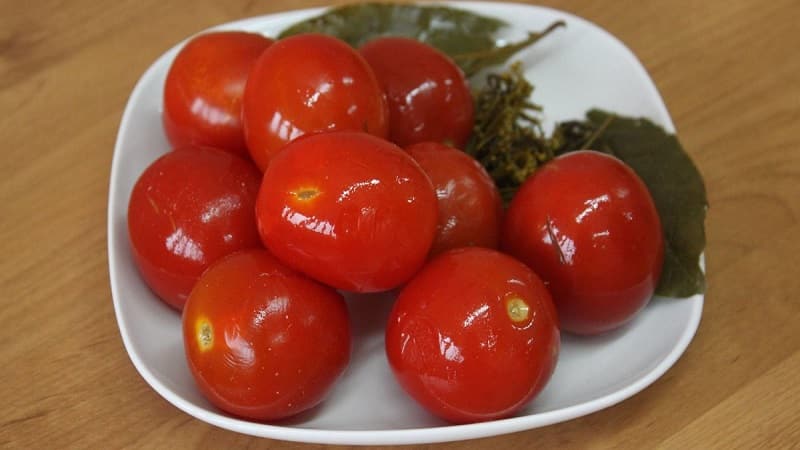 Come cucinare deliziosi pomodori in salamoia per l'inverno: una selezione delle migliori ricette di casalinghe esperte