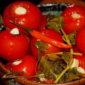 Hoe heerlijke ingemaakte tomaten voor de winter te koken: een selectie van de beste recepten van ervaren huisvrouwen