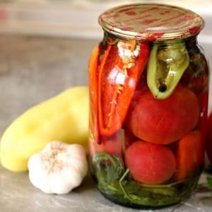 So kochen Sie köstliche eingelegte Tomaten für den Winter: eine Auswahl der besten Rezepte von erfahrenen Hausfrauen