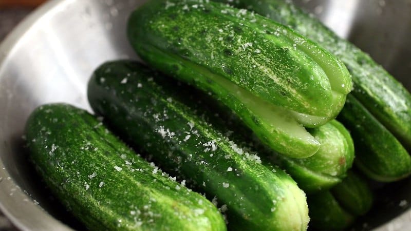 Paano alisin ang kapaitan mula sa mga pipino at kung bakit ito lumilitaw sa unang lugar