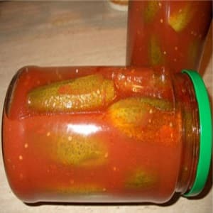 Paano masarap magluto ng adobo na mga pipino para sa taglamig sa tomato juice: ang pinakamahusay na mga recipe