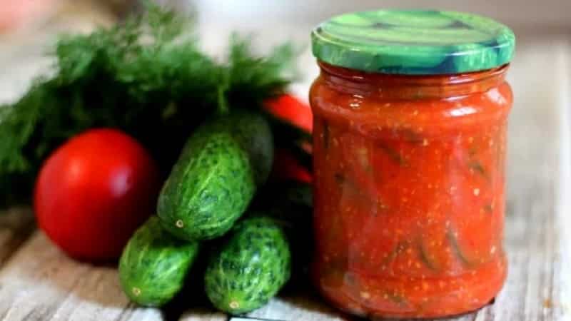 Hoe je ingemaakte komkommers heerlijk kunt koken voor de winter in tomatensap: de beste recepten