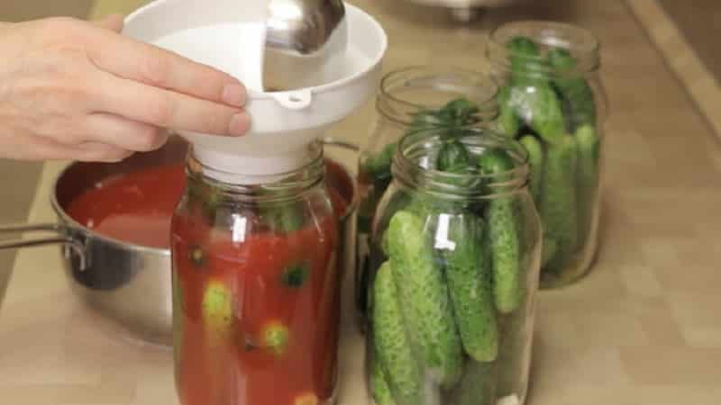 Hoe je ingemaakte komkommers heerlijk kunt koken voor de winter in tomatensap: de beste recepten