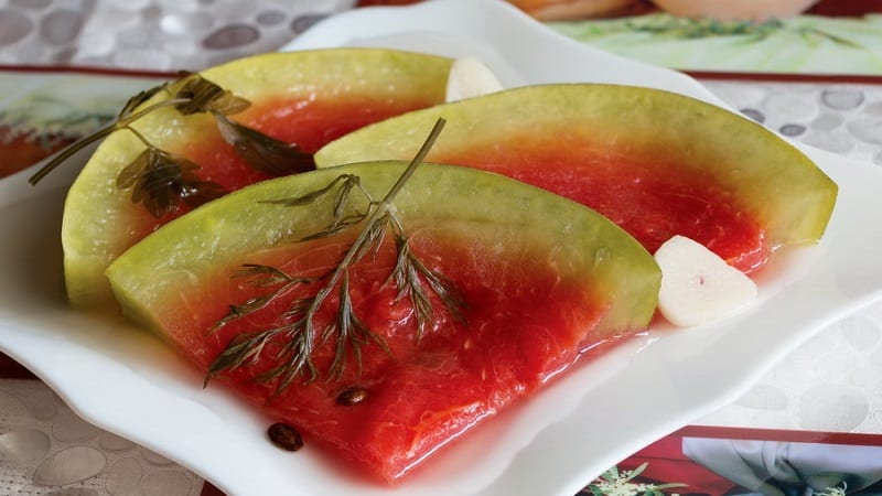 So bereiten Sie köstliche Wassermelonen mit Aspirin in Gläsern für den Winter zu