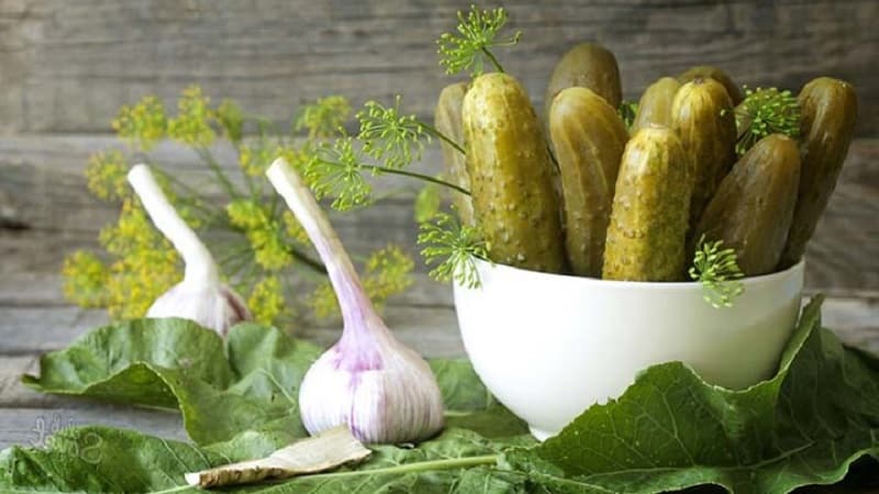 Le migliori ricette per marinare i cetrioli dolci in barattoli per l'inverno da casalinghe esperte