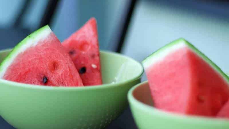 Is it possible to eat watermelon on an empty stomach and in what cases problems may arise