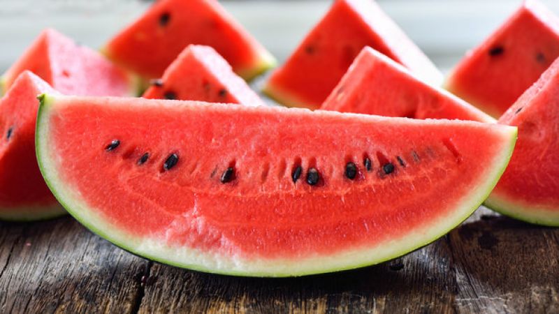 Is it possible to eat watermelon on an empty stomach and in what cases problems may arise