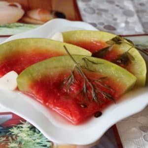 Einfache und schnelle Rezepte für eingelegte Wassermelonen