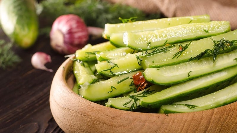 Ano ang calorie na nilalaman ng bahagyang inasnan na mga pipino at maaari mo bang kainin ang mga ito habang pumapayat?