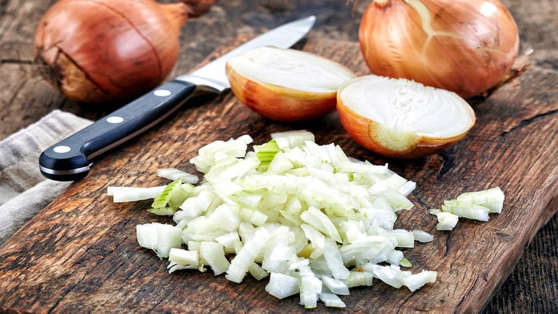 Pare de chorar na cozinha: aprenda a cortar cebola sem chorar