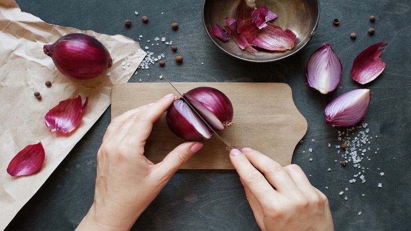 Pare de chorar na cozinha: aprenda a cortar cebola sem chorar