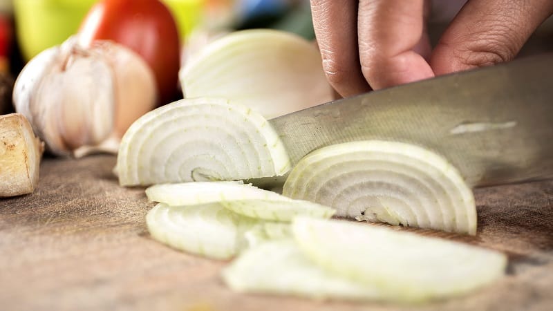 Pare de chorar na cozinha: aprenda a cortar cebola sem chorar