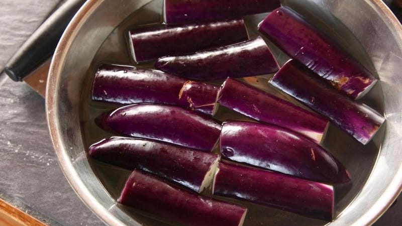 Que faire pour éviter que les aubergines ne deviennent amères et est-il possible de manger des fruits amers ?