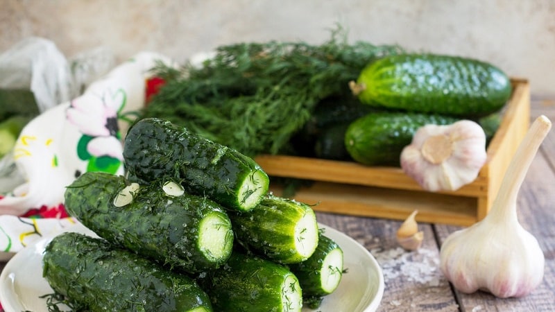 Cómo cocinar pepinos ligeramente salados de forma rápida y sabrosa.