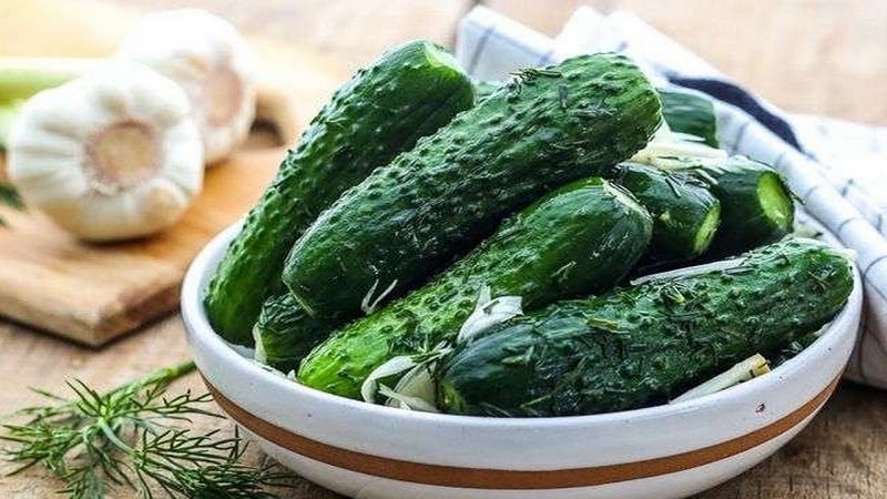 Как бързо и вкусно да приготвите леко осолени краставици