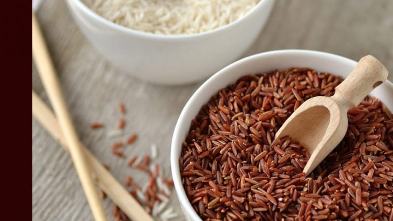 Contenido calórico y propiedades beneficiosas del arroz integral para el cuerpo humano.