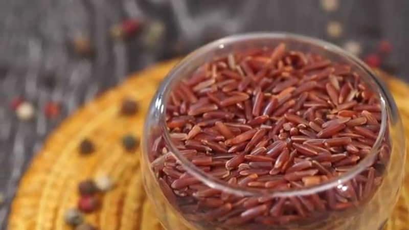 Contenido calórico y propiedades beneficiosas del arroz integral para el cuerpo humano.