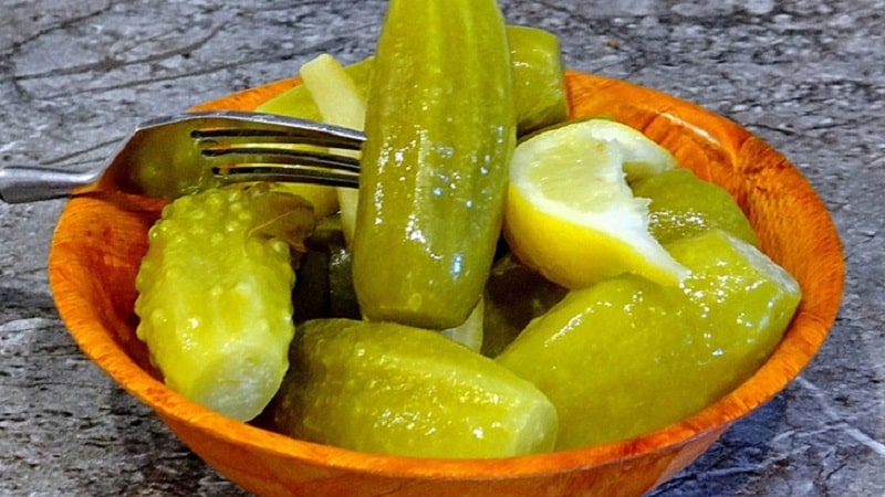 The best recipes for crispy pickled cucumbers with lemon for the winter