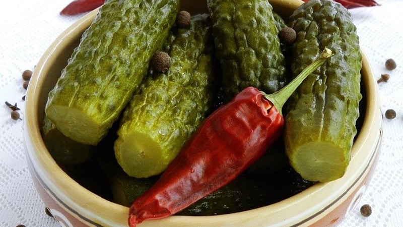 Les meilleures recettes de concombres marinés croustillants aux piments forts pour l'hiver