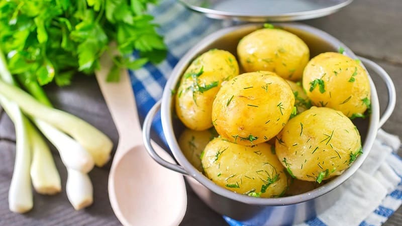 Los beneficios y perjuicios de las patatas hervidas para el cuerpo humano.