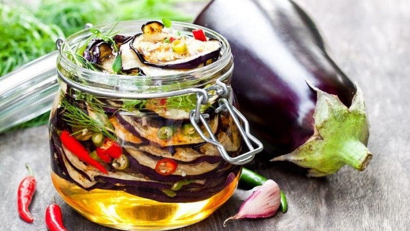 Les recettes les plus délicieuses pour mariner les aubergines pour l'hiver dans des bocaux de ménagères expérimentées