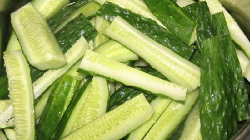 Isang masarap na recipe para sa taglamig mula sa mga overgrown na mga pipino: mga paraan upang atsara ang mga ito