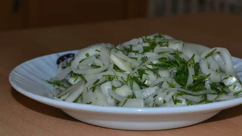 Abot-kaya, mabilis at masarap na paraan ng paggawa ng mga adobo na sibuyas para sa barbecue, herring at salad