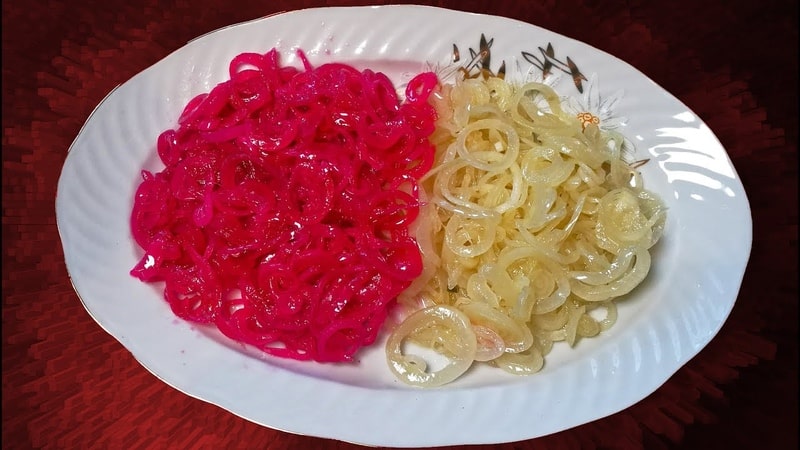 Abot-kaya, mabilis at masarap na paraan ng paggawa ng mga adobo na sibuyas para sa barbecue, herring at salad