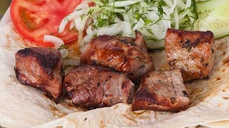 Kostengünstige, schnelle und leckere Möglichkeiten, eingelegte Zwiebeln zum Grillen, Hering und Salat zuzubereiten