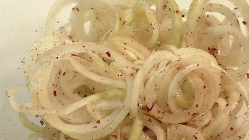 Abot-kaya, mabilis at masarap na paraan ng paggawa ng mga adobo na sibuyas para sa barbecue, herring at salad