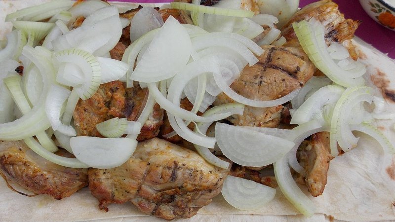 Kostengünstige, schnelle und leckere Möglichkeiten, eingelegte Zwiebeln zum Grillen, Hering und Salat zuzubereiten