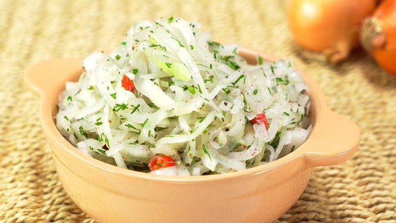 Abot-kaya, mabilis at masarap na paraan ng paggawa ng mga adobo na sibuyas para sa barbecue, herring at salad