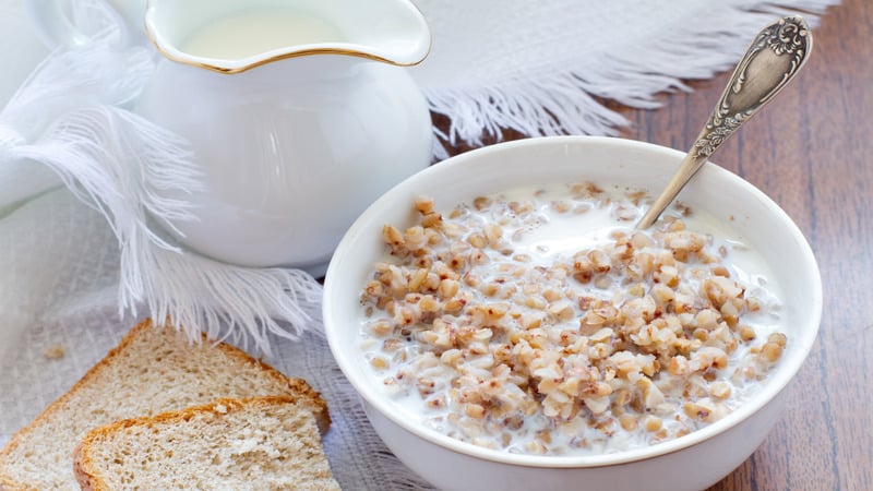 I benefici di mangiare grano saraceno con kefir al mattino a stomaco vuoto