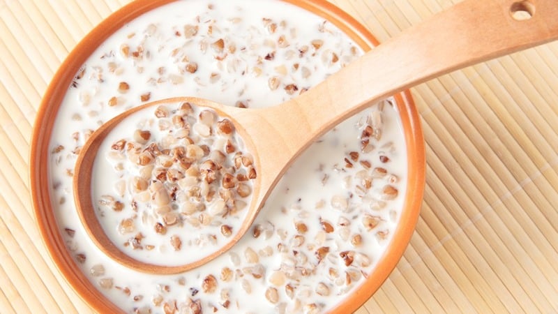 I benefici di mangiare grano saraceno con kefir al mattino a stomaco vuoto